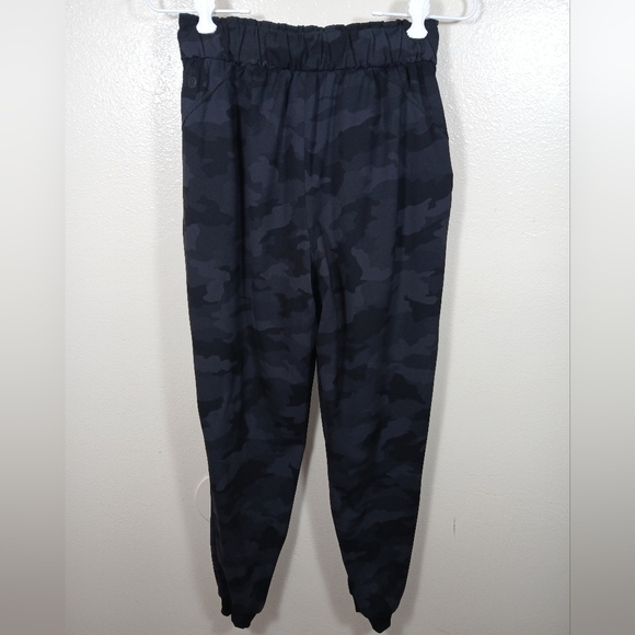 Lululemon Stretch High-Rise Jogger in camo size 4 - Picture 4 of 10